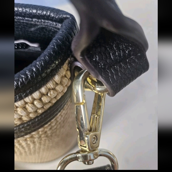 Liz Claiborne NWT Maddie Bucket Crossbody Shoulder Handbag Purse Tan & Black - Picture 9 of 13